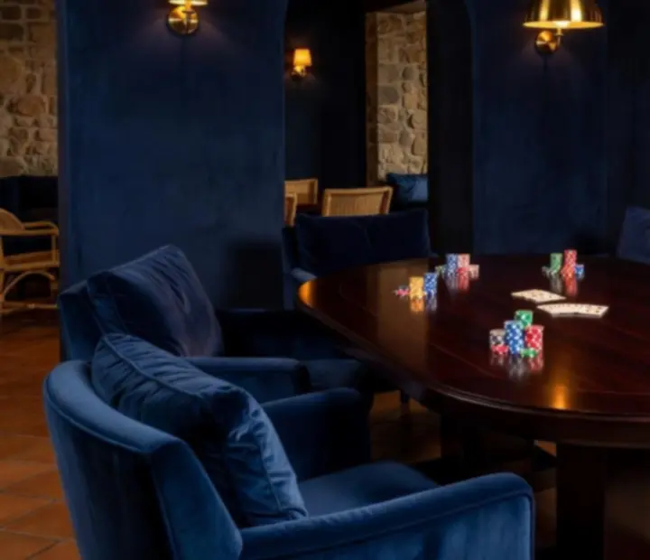 Sala privada de cartas con ambiente lounge para partidas de póker social presencial.